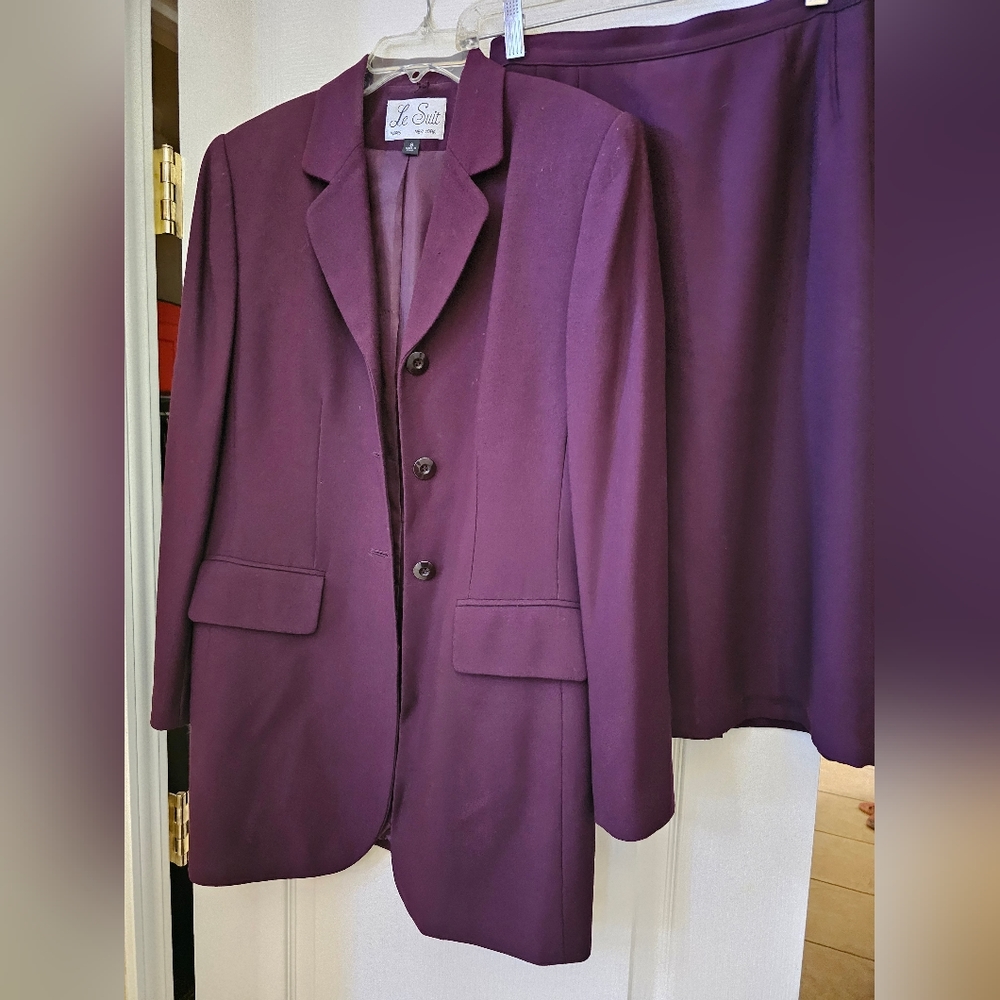 Skirt suit
